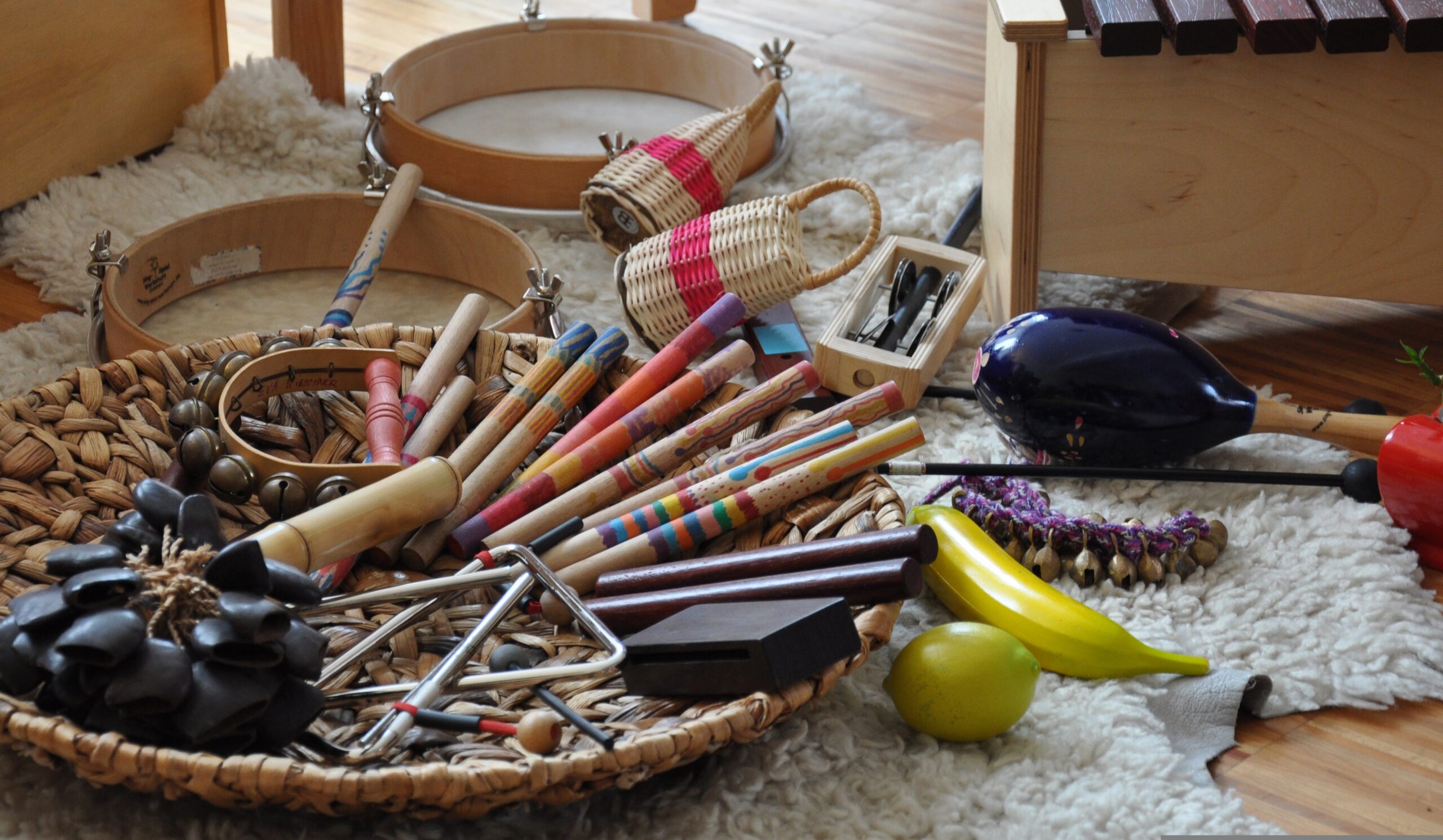 Rhythmus ist In - Rhythmische Spiele mit Stöcken, Bewegungsübungen, einfache Rhythmusfolgen